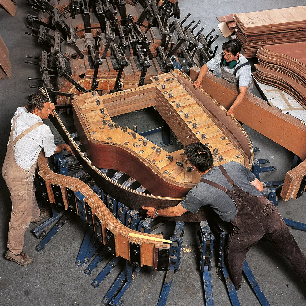 當樂器調音至標準音高時，內框結構與鑄鐵框架必須承受巨大的張力。Blüthner的橫樑採用紅櫸木為實心核心，兩側則貼合德國松木，這使得結構幾乎不可能因濕度變化而產生位移。同時，這種設計也確保了固定鐵框的螺栓能永久且穩固地緊密契合。